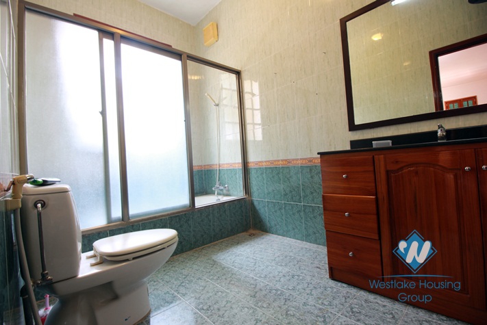 Unfurnished house with large courtyardfor rent in Tay Ho, Hanoi